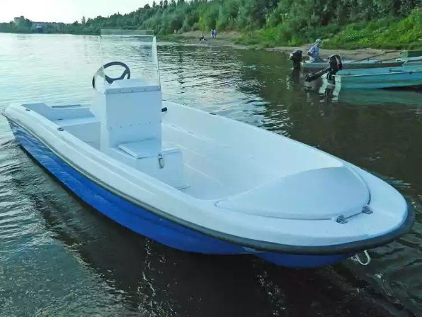 Стеклопластиковая лодка Пингвин с консолью (тримаран) в Перми