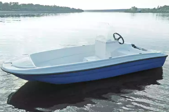 Стеклопластиковая лодка Пингвин с консолью (тримаран) в Перми