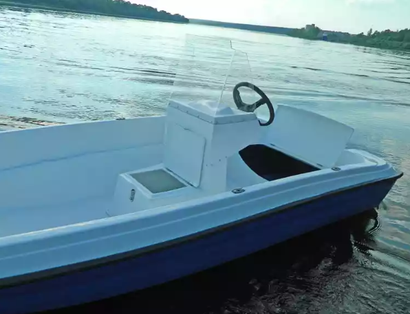 Стеклопластиковая лодка Пингвин с консолью (тримаран) в Перми