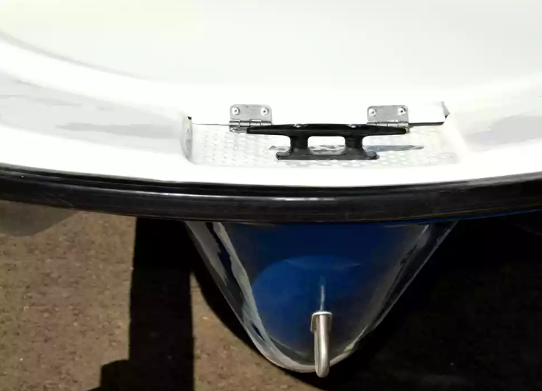 Стеклопластиковая лодка Пингвин с консолью (тримаран) в Перми