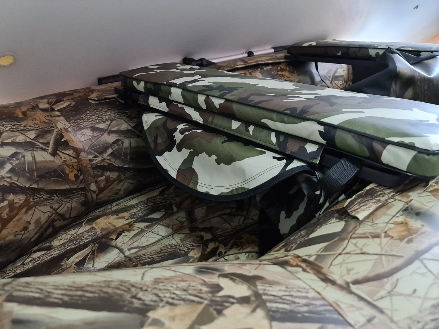 КОМПЛЕКТ МЯГКИХ НАКЛАДОК С СУМКОЙ ДЛЯ ЛОДОК 105Х20 КАМУФЛЯЖ в Перми